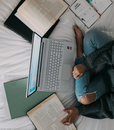 Online-Studium: Formen, Begriffe und Unterschiede einfach erklärt
